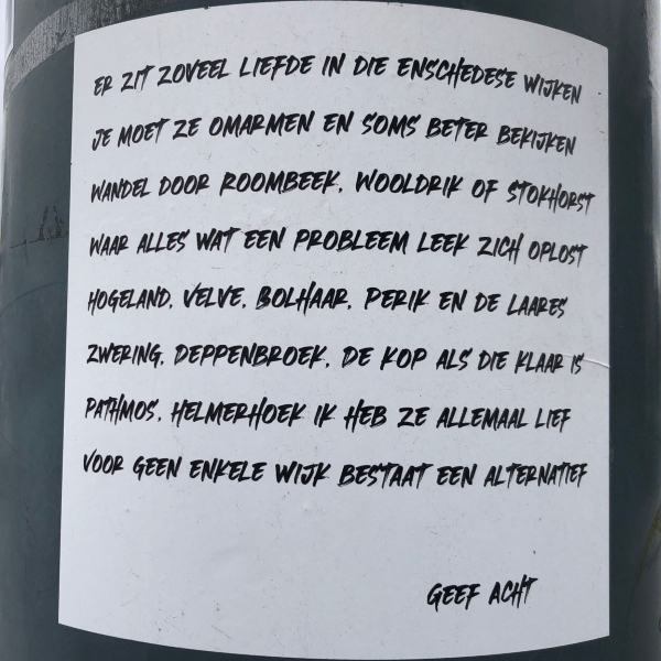 Stickergedicht van Geef acht, gevonden op een lantaarnpaal in Enschede